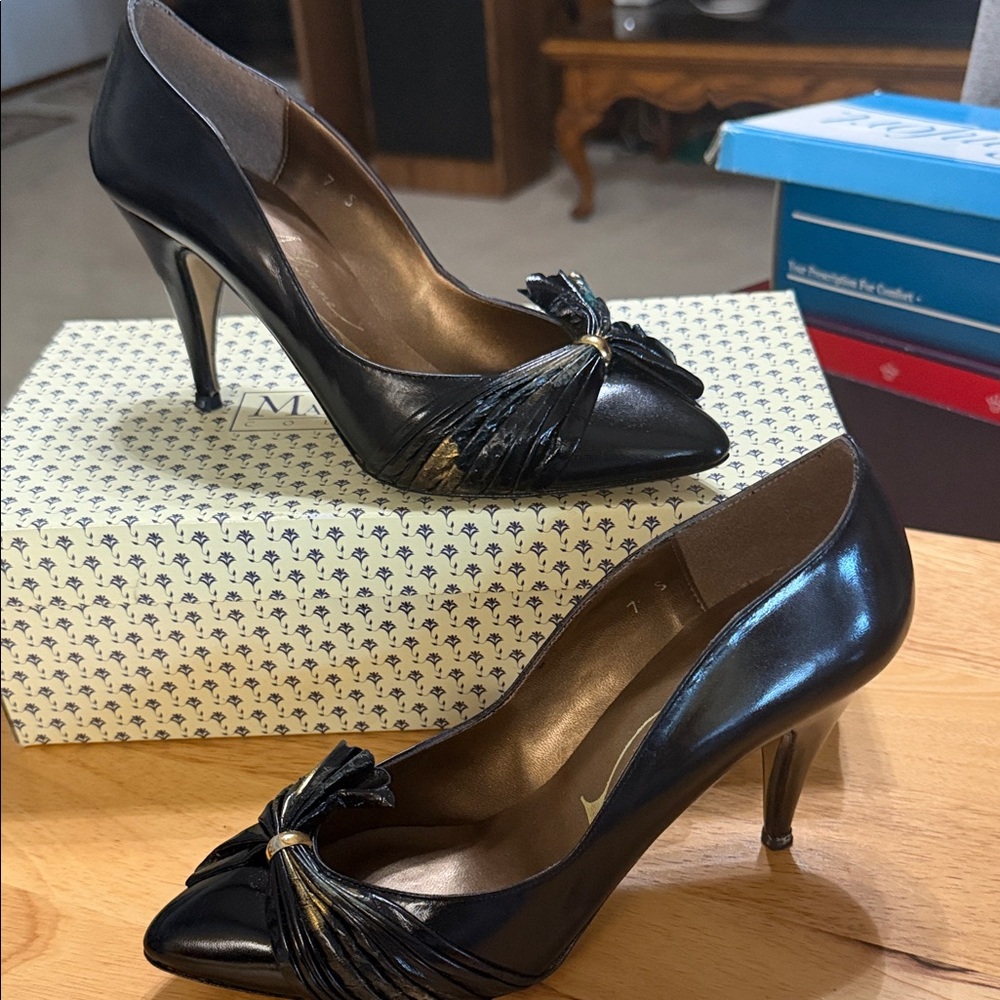 Elegant Black leather Heels with Bow Accent